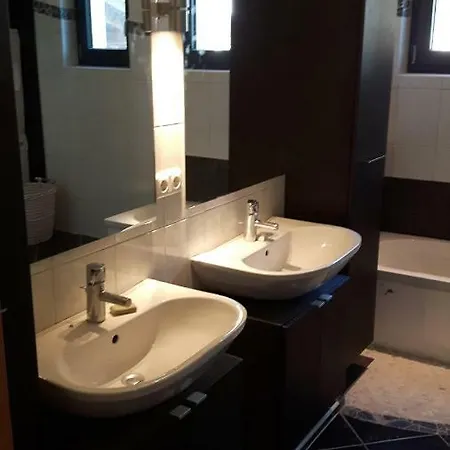 Loewenherz Apartment *